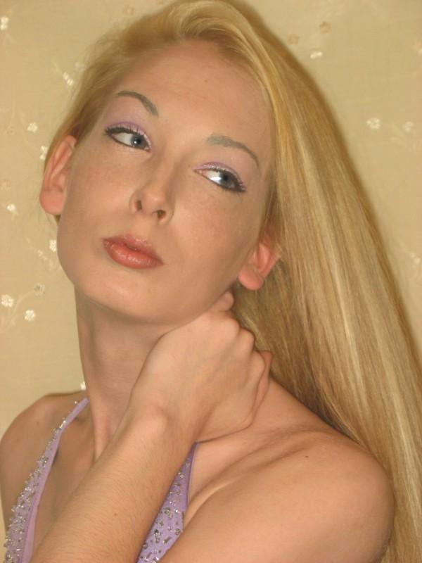 Female model photo shoot of ashley beam