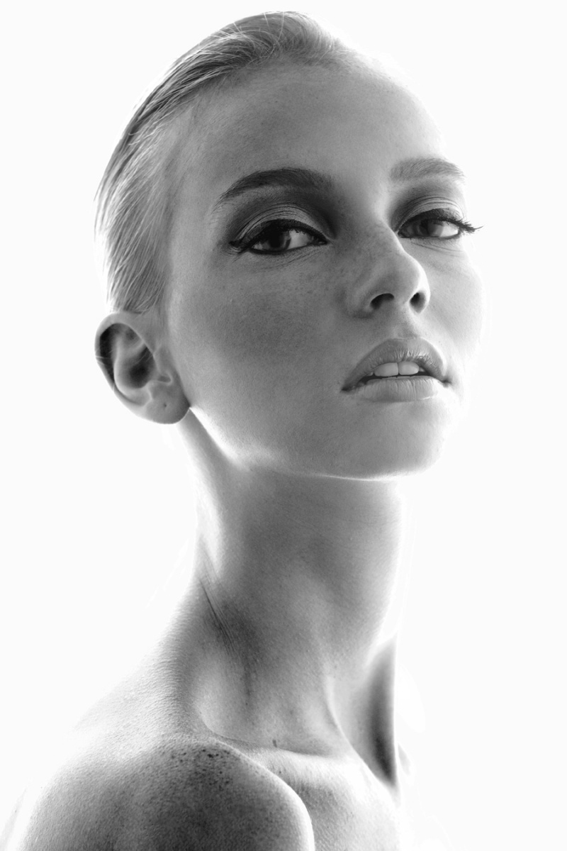 Female model photo shoot of Nata Lazareva