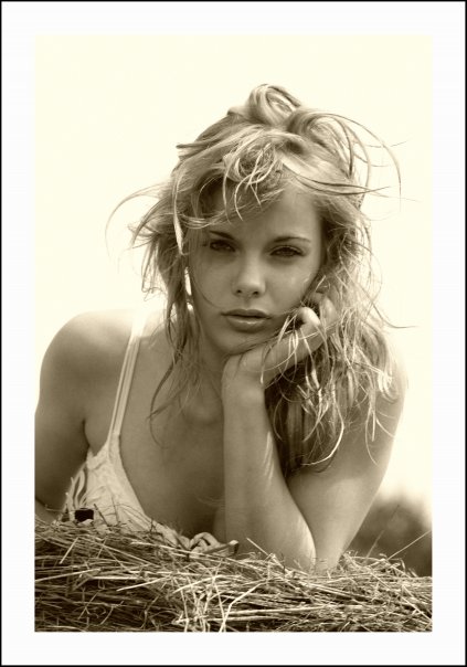 Female model photo shoot of Jessica Desjardins