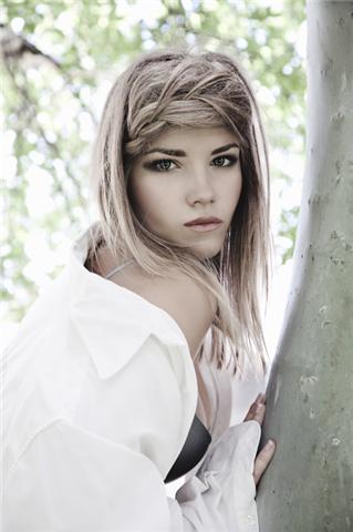 Female model photo shoot of Ellis Driessen