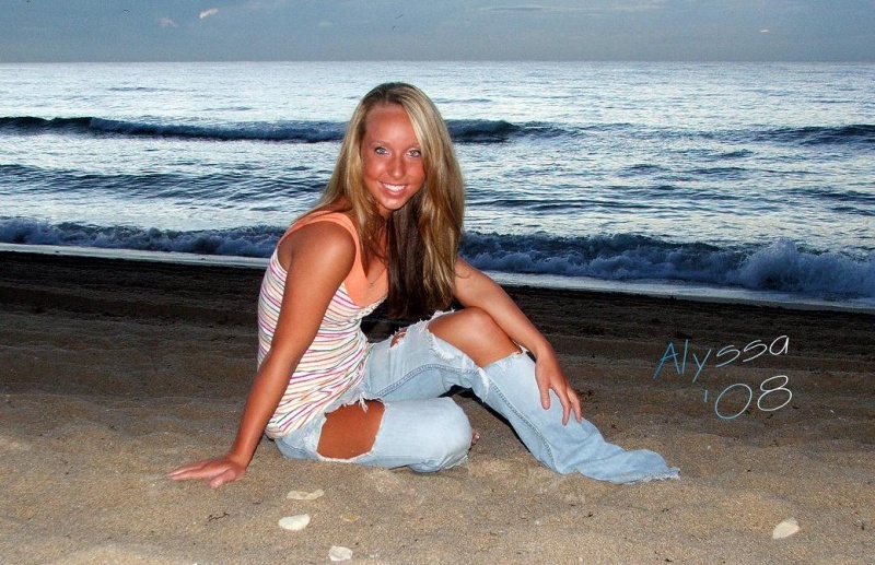 Female model photo shoot of Alyssa Sloeyy
