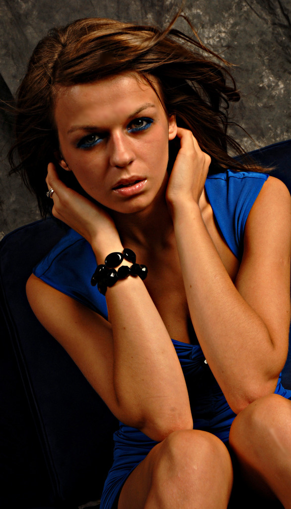 Female model photo shoot of Leyna3