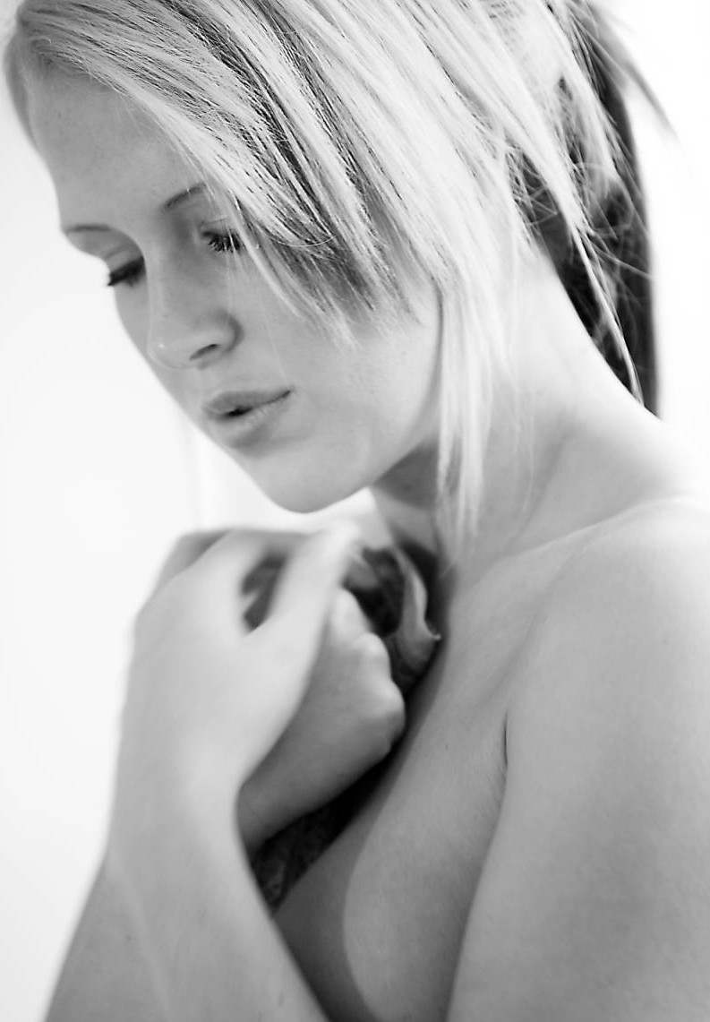 Female model photo shoot of Jojo Monroe