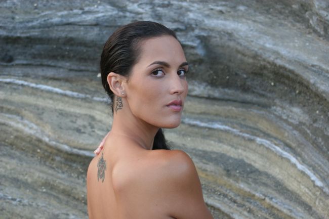 Female model photo shoot of Rosanne Enoka
