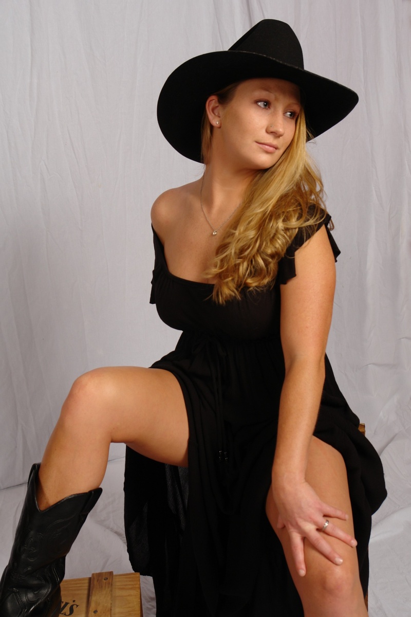 Female model photo shoot of Roxy13 by FLORENCE PHOTO STUDIO 
