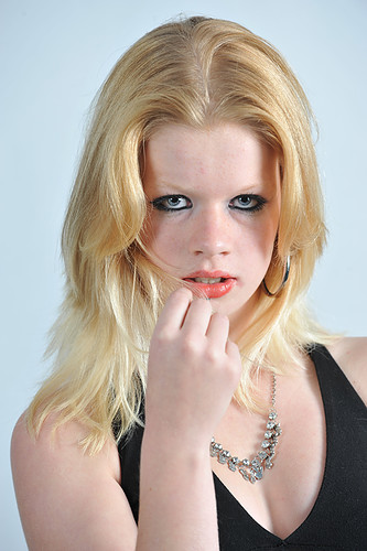 Female model photo shoot of Mia Damen