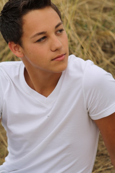 Male model photo shoot of Erick Jovonie Morales