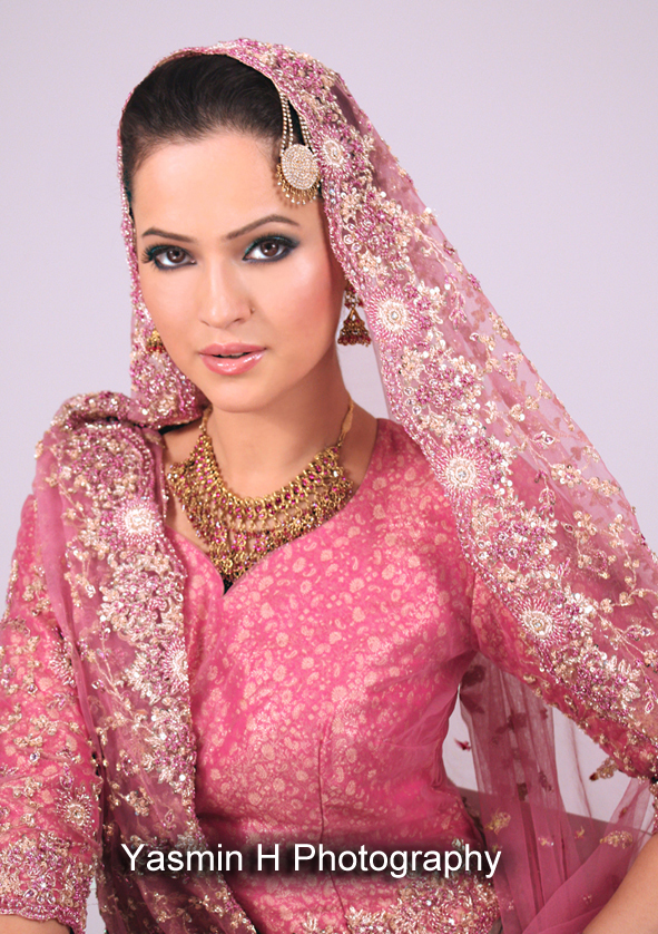 Female model photo shoot of Yasmin Hussain