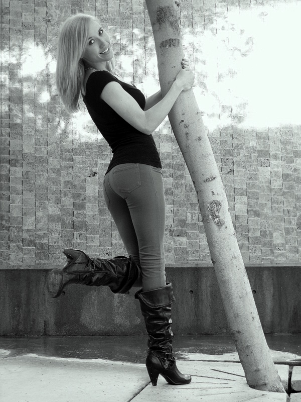 Female model photo shoot of Lindsey Raee by EdwardKristopher in Mesa Art Center