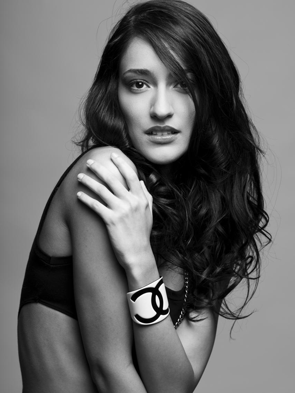 Female model photo shoot of LuisaV MUA