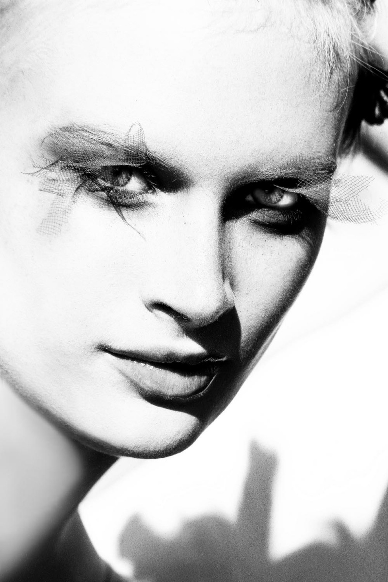 Female model photo shoot of Yvonne Taylor in lauretta McCoy makeup