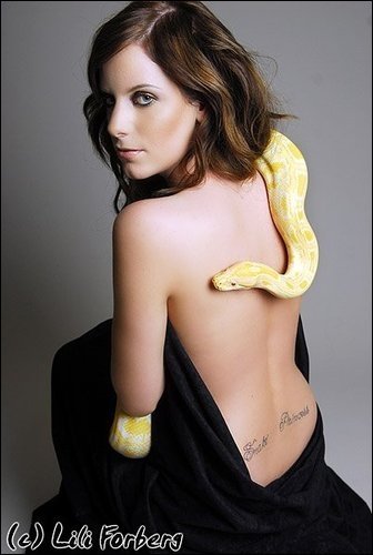 Female model photo shoot of Sarah Alexanderia