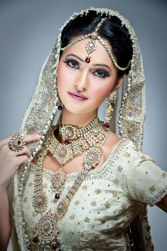 Female model photo shoot of Rakhee MUA