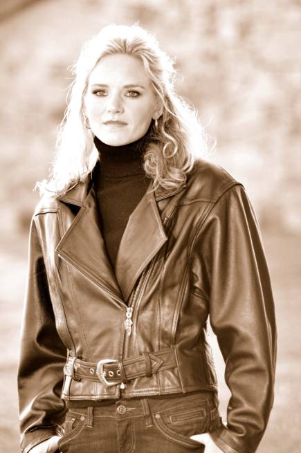 Female model photo shoot of Carrie Averill in www.mybombshells.com