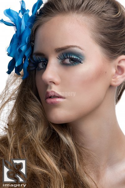 Female model photo shoot of Lyndsay Grace Make up