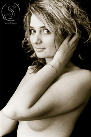 Female model photo shoot of Amanda Oliveira by Symplicity Photography