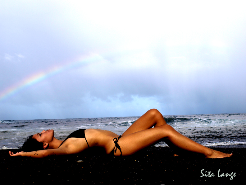Female model photo shoot of juliaraexo by Hawaiian Mermaids
