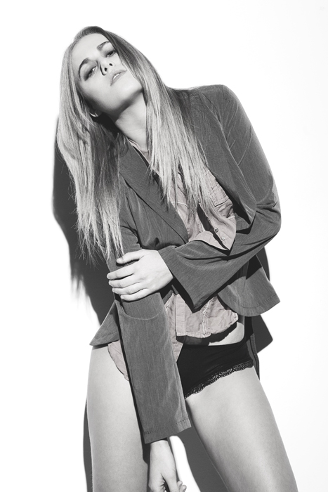 Female model photo shoot of Danielle Betman