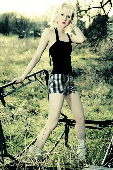 Female model photo shoot of Lindsey Mattison by Jamie Velandra