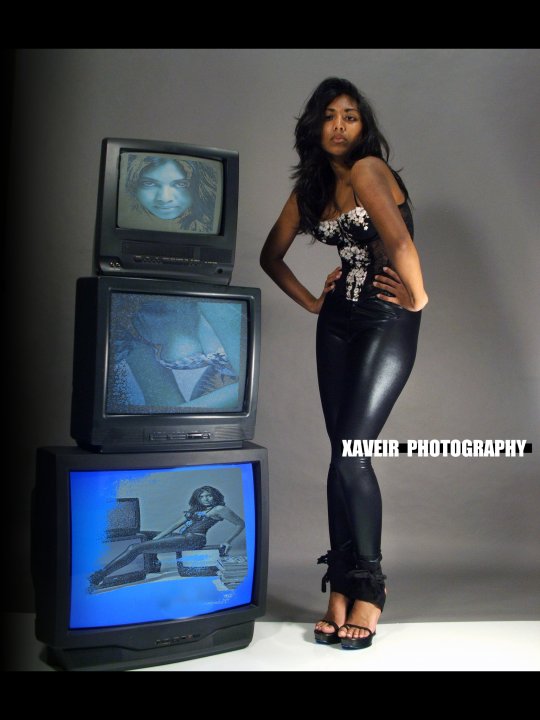 Female model photo shoot of SamaraM by xaveir