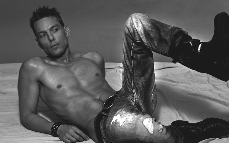Male model photo shoot of Remco van der Veen in milano