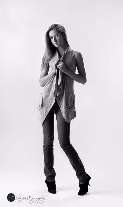 Female model photo shoot of Elle Thomson