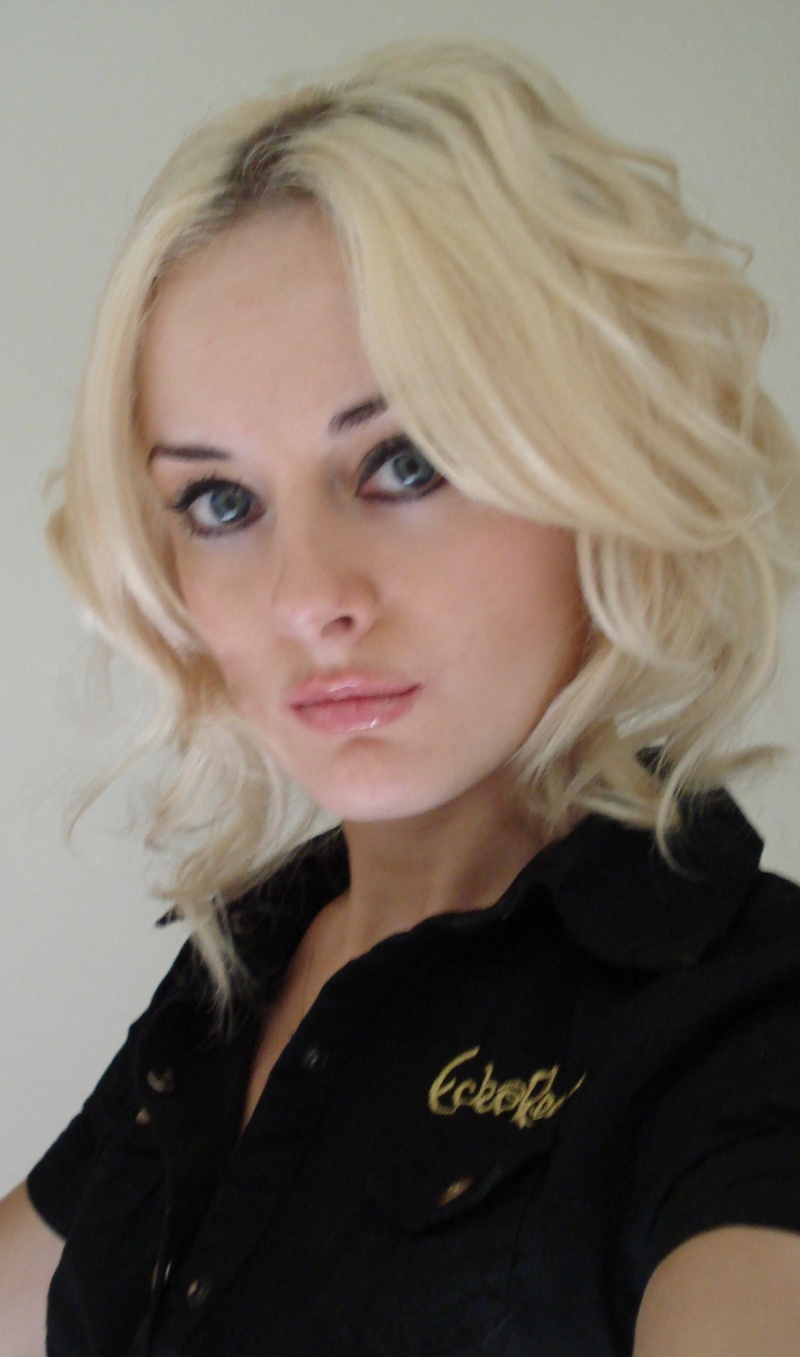 Female model photo shoot of Marina Blonde