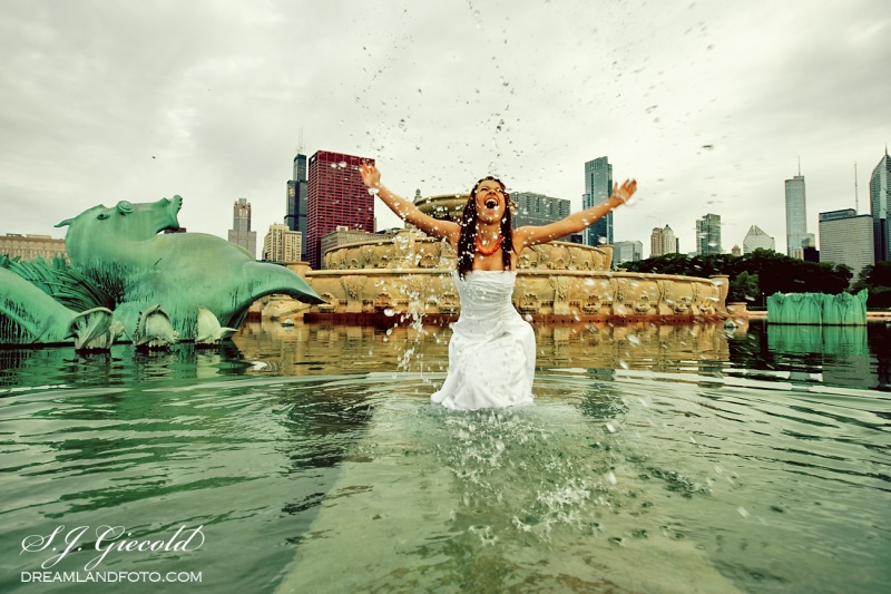 Male and Female model photo shoot of Jacek Giecold and Anna17 in Buckingham Fountain, Chicago