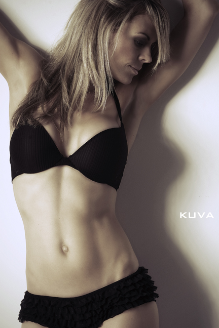 Female model photo shoot of MandzoniqueModel by kuva