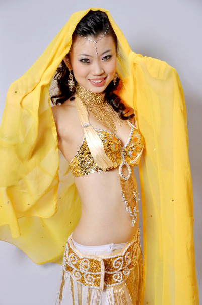 Female model photo shoot of Roxy Tan