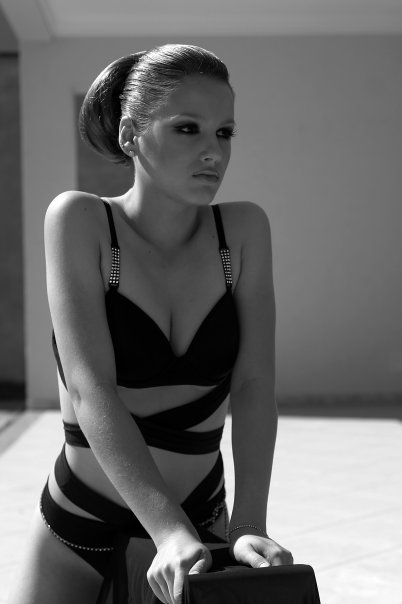 Female model photo shoot of Emanuelle Perez
