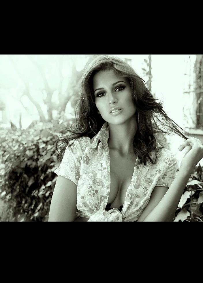 Female model photo shoot of Reyna Leyva MODEL