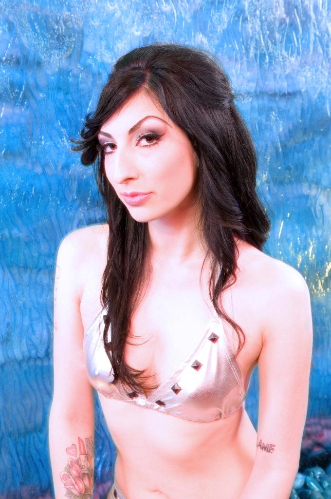Female model photo shoot of Leslie Lightning in Snoqualmie Casino