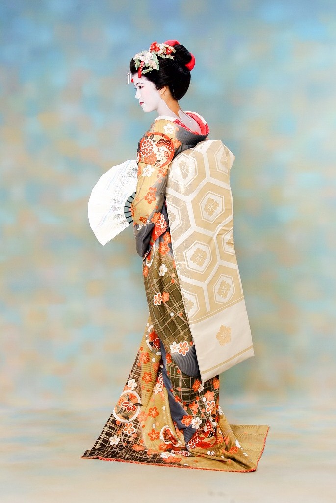 Female model photo shoot of Rain Otari in Kyoto, Japan, Gion district