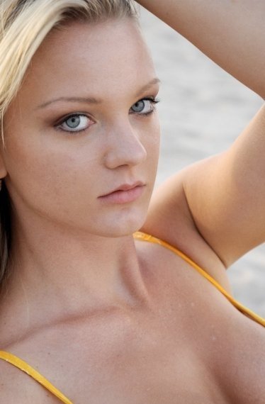 Female model photo shoot of Rebecca Wilhelm