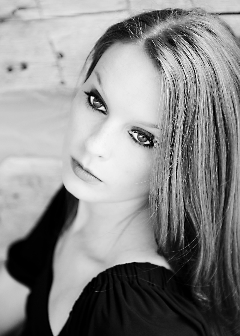 Female model photo shoot of Daphne Thomas