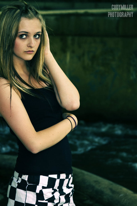 Female model photo shoot of Hannah Boblitt 