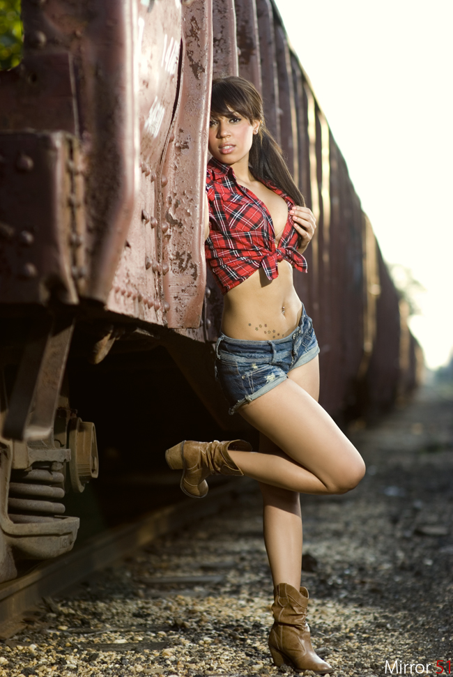 Female model photo shoot of Alicia Placencia by Mirror51