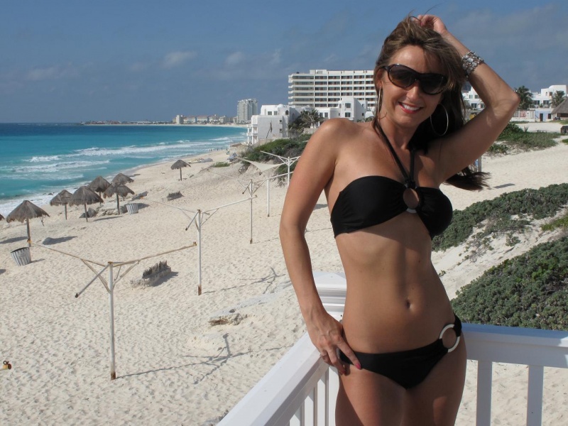 Female model photo shoot of Le temps des cerises and Hello All in Cancun