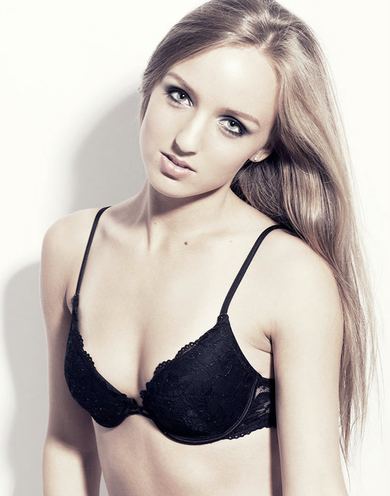 Female model photo shoot of Veronika ashlee jones