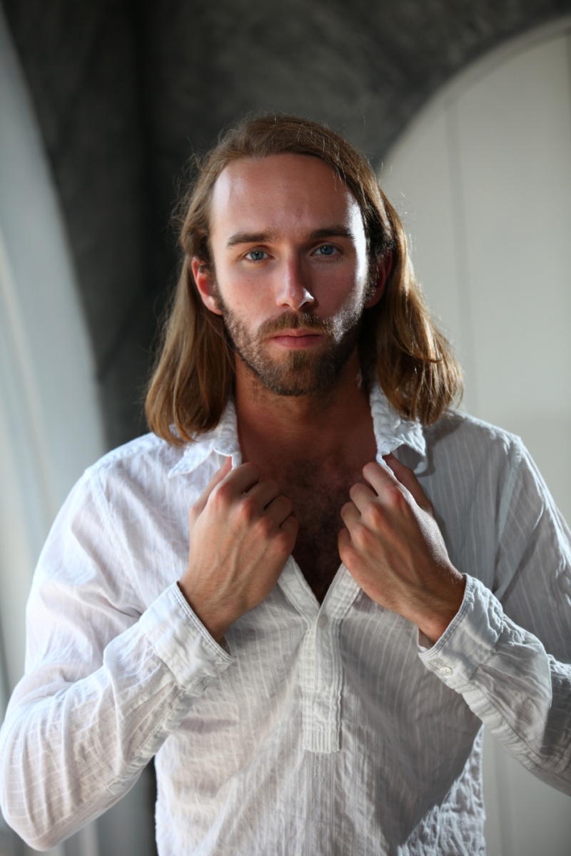 Male model photo shoot of Barefoot Flash
