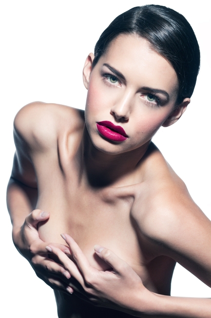 Female model photo shoot of granatapfel