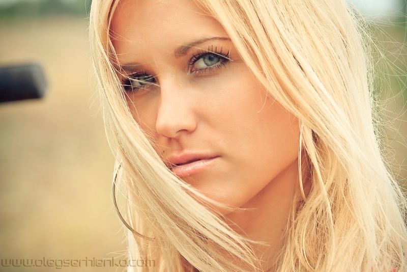 Female model photo shoot of Taty G