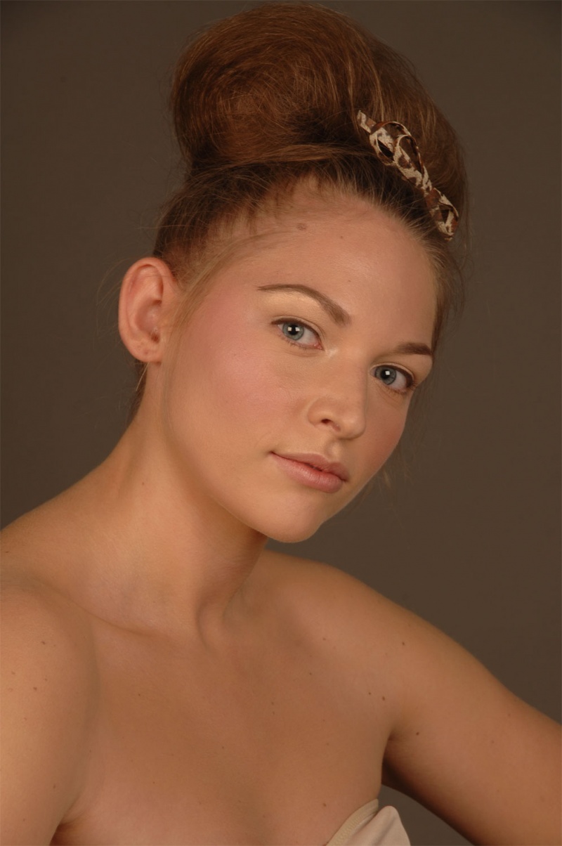 Female model photo shoot of Chloe Woodgate MUA