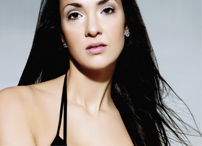 Female model photo shoot of Claudia MDias