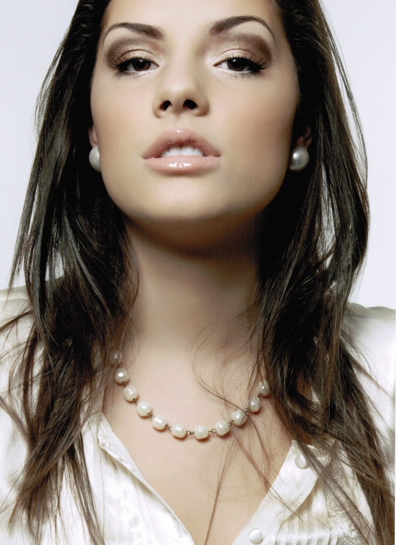 Female model photo shoot of Claudia MDias