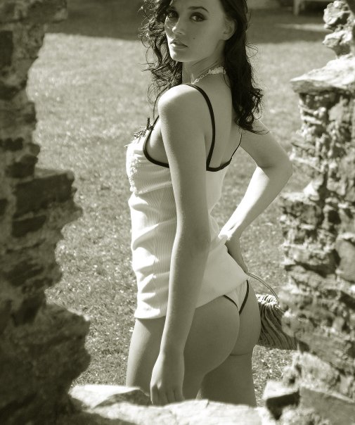 Female model photo shoot of Natalie  Ripley 