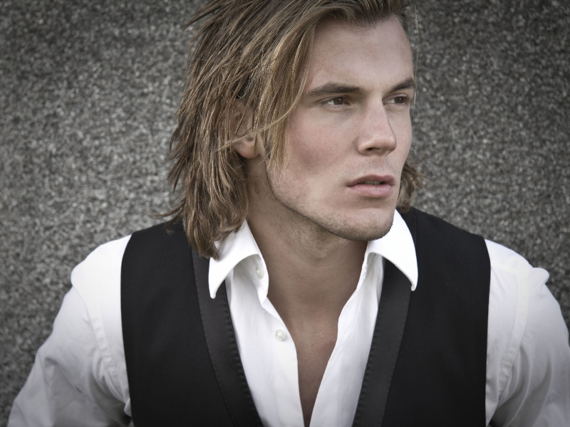 Male model photo shoot of Rogier Warnawa