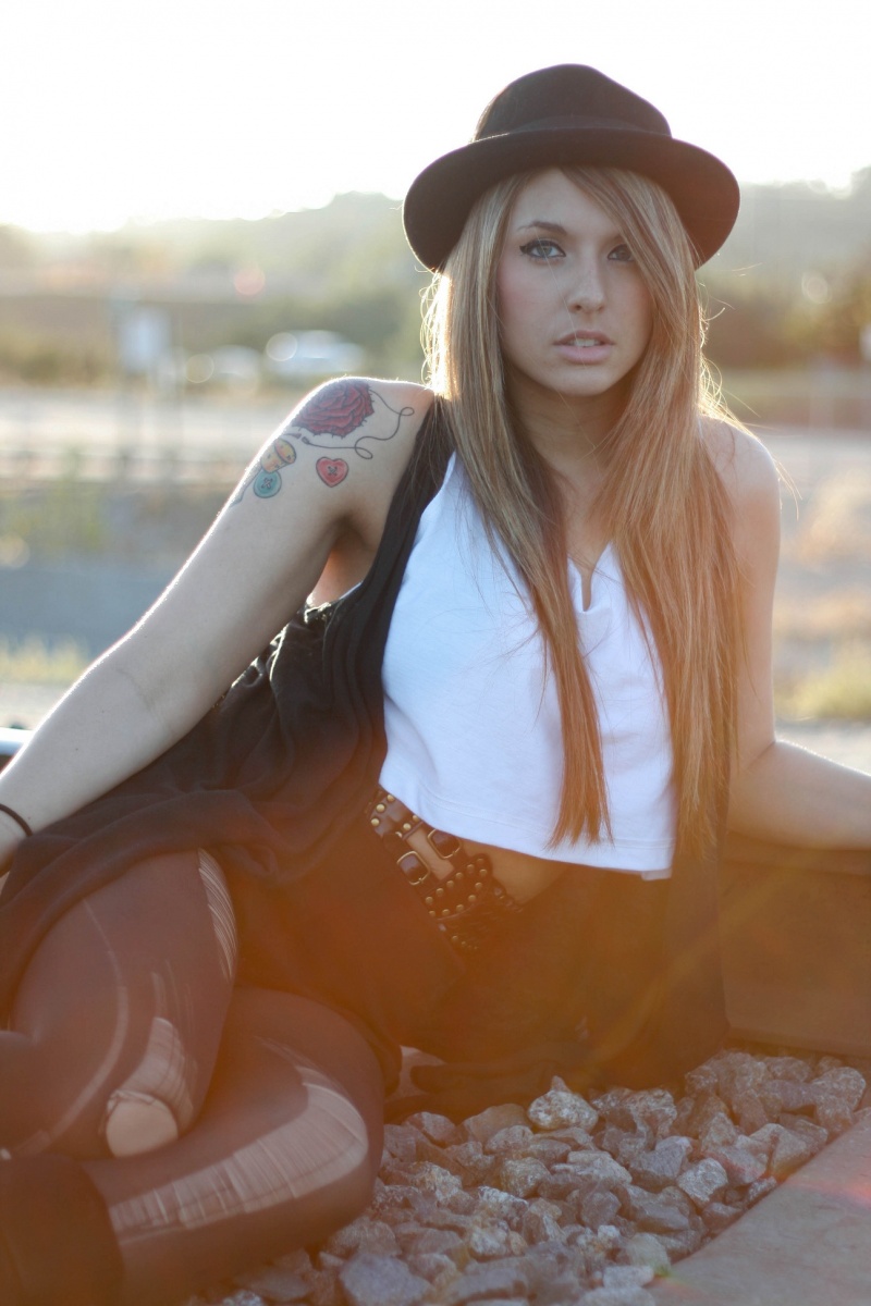Female model photo shoot of Lauren Miles