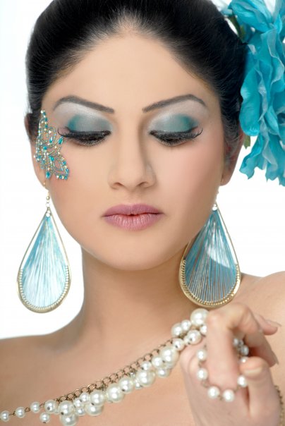Female model photo shoot of Razwana- makeup